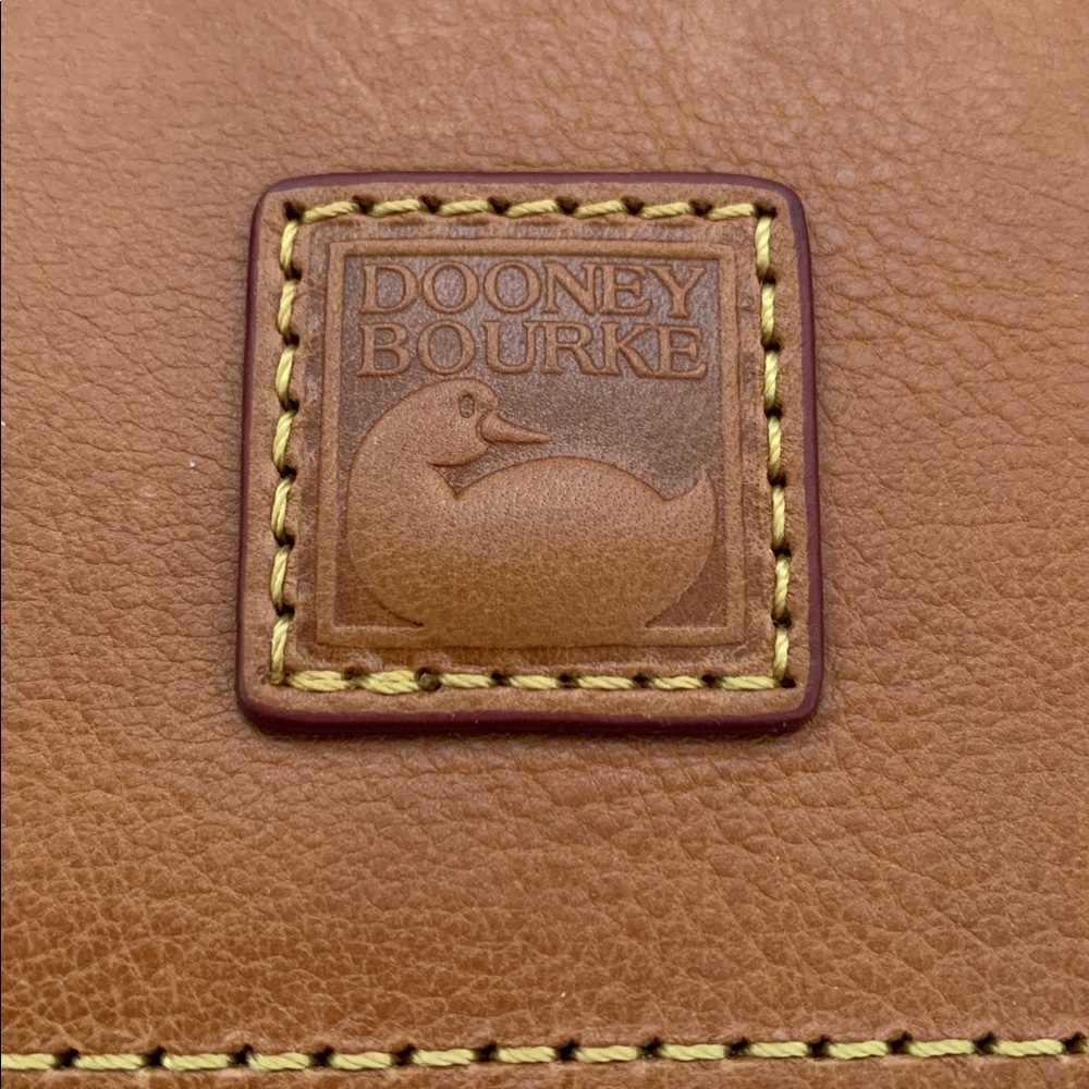 NWT - Dooney & Bourke Natural Leather Logo Patch Clutch/Crossbody - Picture 4 of 8